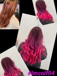 Coloration rose sur cheveux longs ondulés