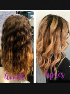Coloration blond chaud sur cheveux mi-longs ondulés